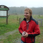 das ist norbert hackl, der sonnenschweinderl-biobauer, vorm zucht-schweine-gehege.